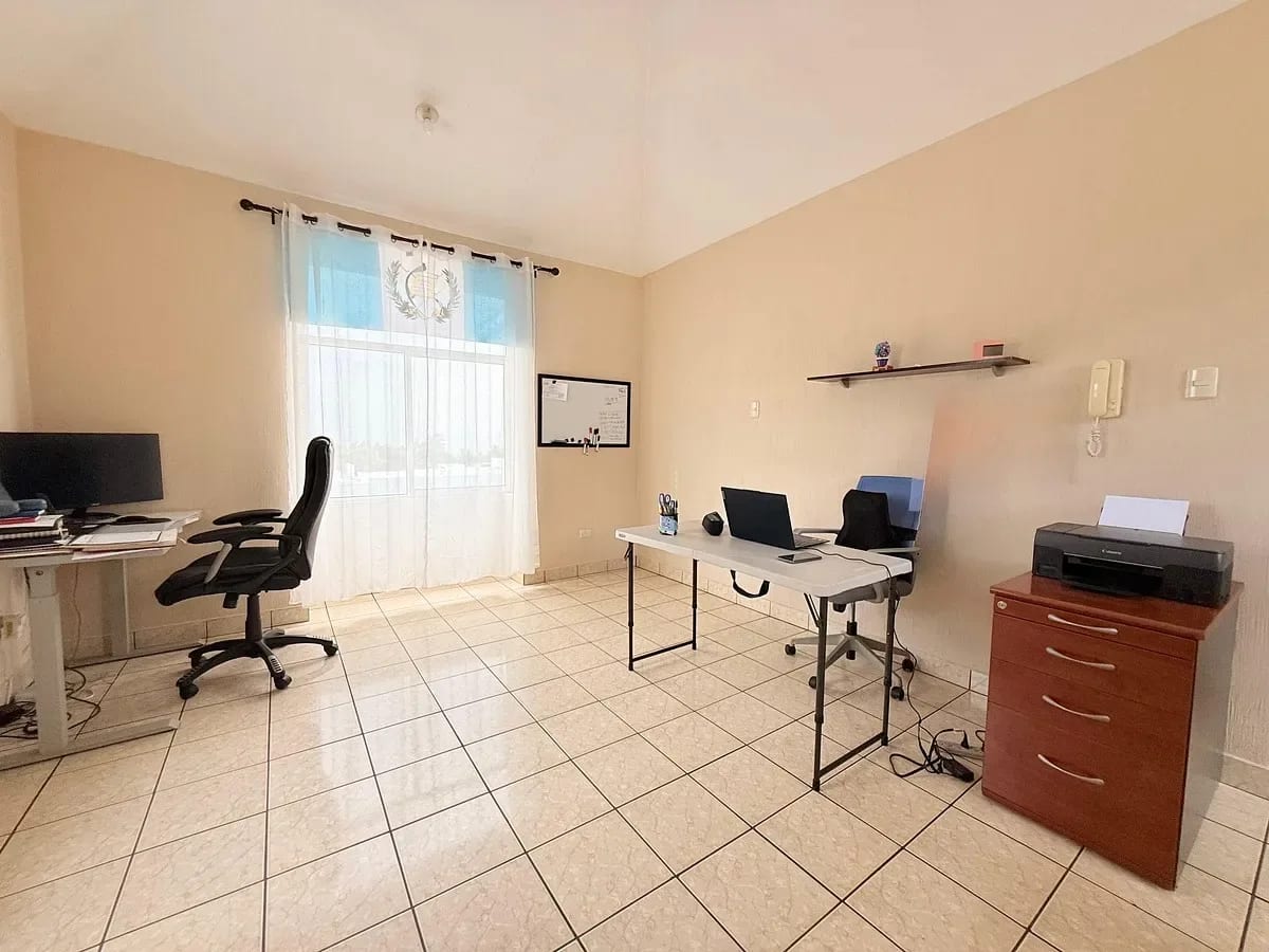 Casa amplia en condominio - Balcones de San Cristóbal - en Venta — Casa en Venta en Zona 8 Mixco, Guatemala, Ciudad — foto 8 de 13
