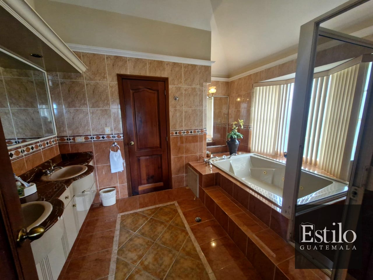 Hermosa y Elegante Casa En las Cumbres — Casa en Venta en Las Cumbres, Zona 16, Guatemala, Ciudad — foto 4 de 10