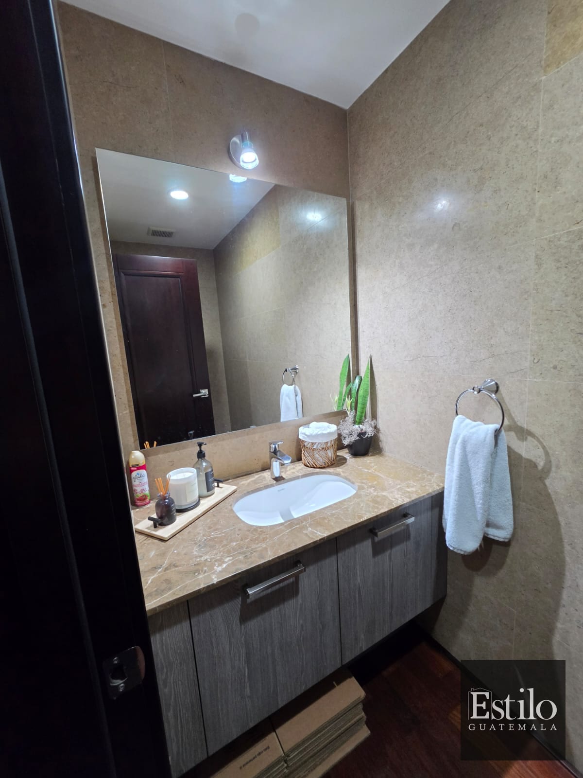 Precioso Apartamento Con Balcón — Apartamento en Alquiler en Santa Sofía, Zona 10, Guatemala, Ciudad — foto 12 de 13