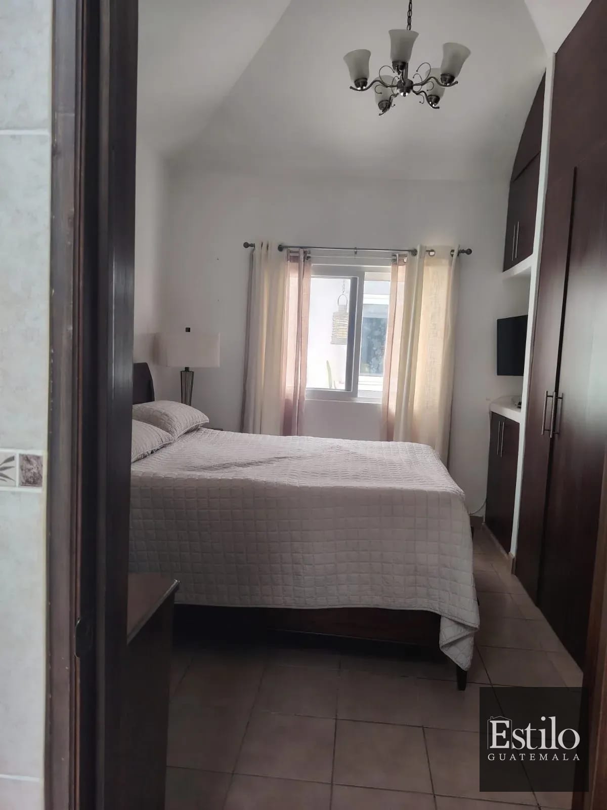 Preciosa Casa con Jardín CAES — Casa en Venta en Carretera a El Salvador, Guatemala, Ciudad — foto 2 de 12