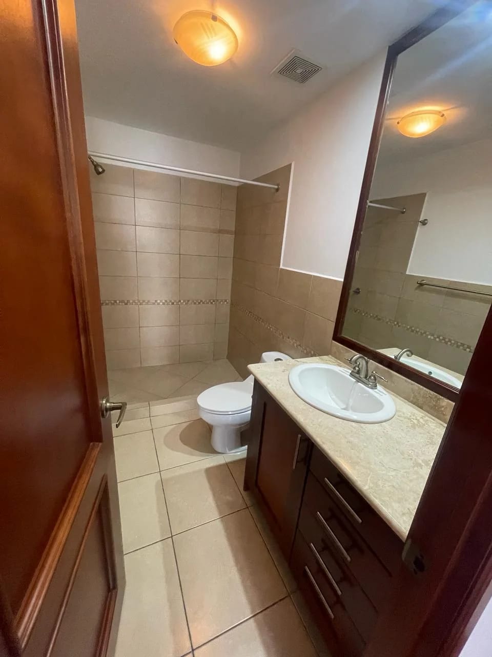 Rento Lindo y Amplio Apartamento en Edificio Botticelli II, zona 15, nivel alto — Apartamento en Alquiler en Botticelli II, Zona 15, Guatemala, Ciudad — foto 13 de 17