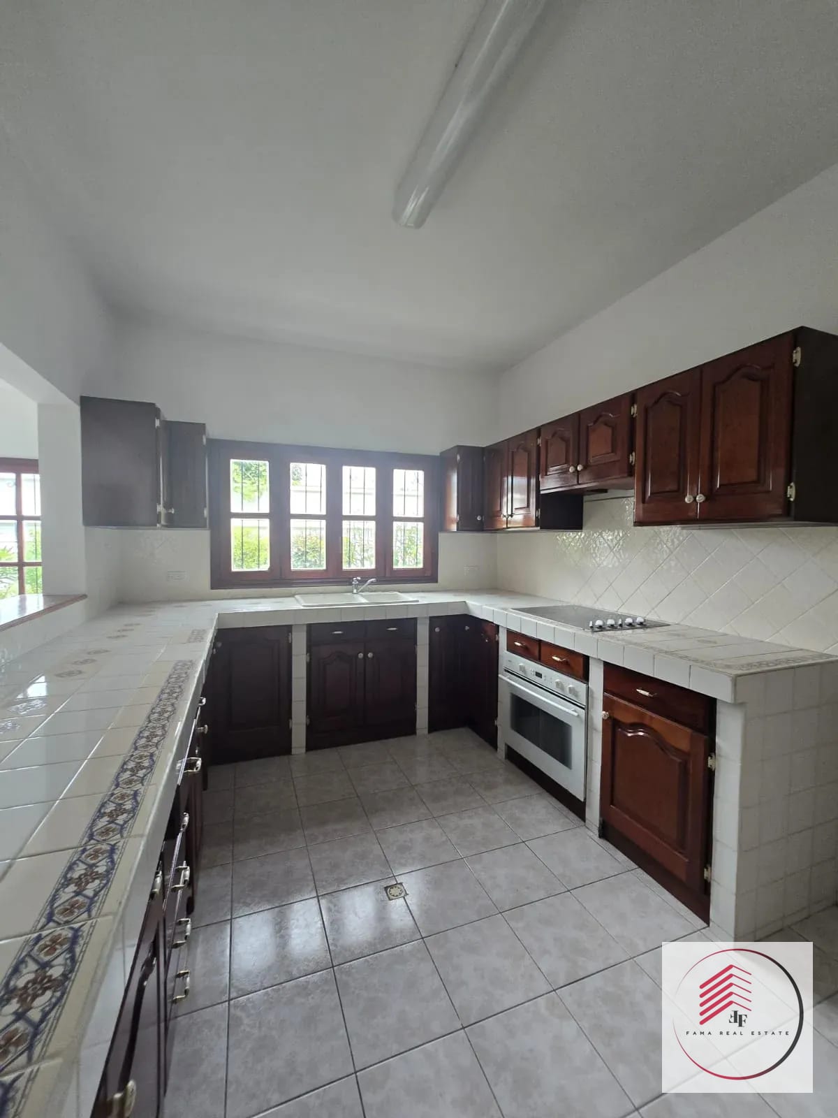VENDO LINDA Y GRANDE CASA EN MANANTIALES CARRETERA A EL SALVADOR — Casa en Venta en San José Pinula, Guatemala, Ciudad — foto 5 de 17