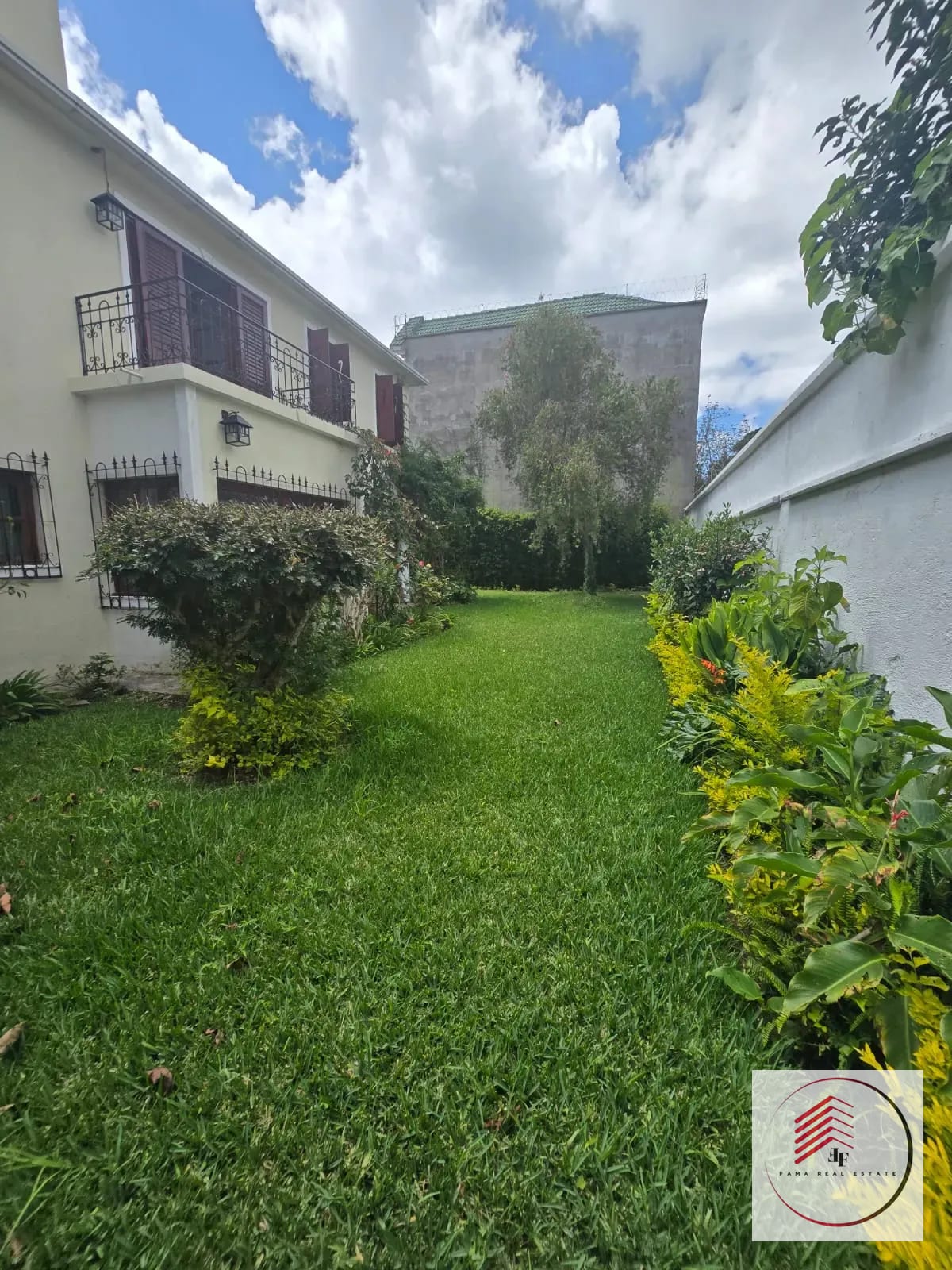 VENDO LINDA Y GRANDE CASA EN MANANTIALES CARRETERA A EL SALVADOR — Casa en Venta en San José Pinula, Guatemala, Ciudad — foto 8 de 17