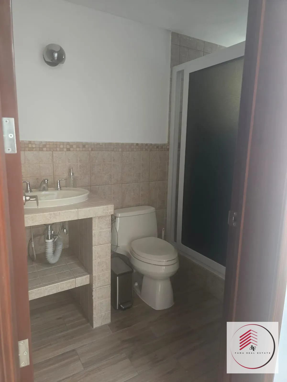 SE RENTA HERMOSA CASA EN ZONA 15 EL REFUGIO DENTRO DE GARITA (ATRAS DE MULTIMEDICA) — Casa en Alquiler en El Refugio, Zona 15, Guatemala, Ciudad — foto 5 de 14