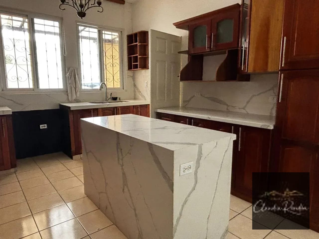 Casa en venta, San Cristobal, Mixco, Guatemala - Image 1