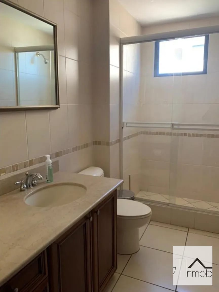 Apartamento en renta zona 10 nivel 12 — Apartamento en Alquiler en Altos de Santa Clara, Zona 10, Guatemala, Ciudad — foto 14 de 17