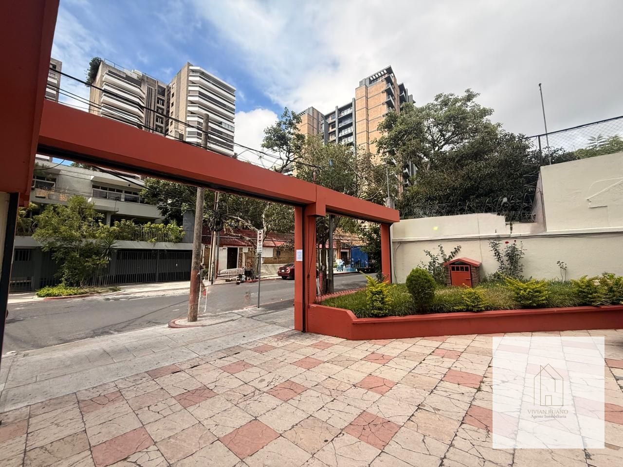 Casa Comercial en alquiler zona 10 — Casa en Alquiler en Zona 10, Guatemala, Ciudad — foto 1 de 11