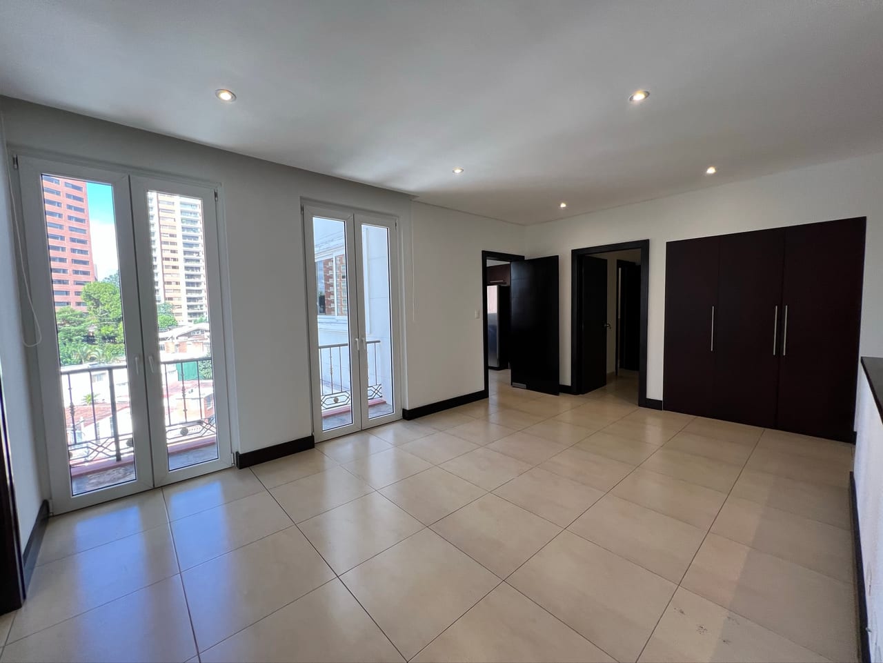 Alquiler amplio apartamento 2 Niveles | Quinta Avenida Zona 14 — Apartamento en Alquiler en Quinta Avenida, Zona 14, Guatemala, Ciudad — foto 4 de 17