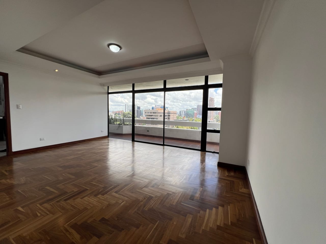 Alquiler amplio apartamento 3 Dormitorios | Villa Mayor zona 14 — Apartamento en Alquiler en Villa Mayor, Zona 14, Guatemala, Ciudad — foto 3 de 15