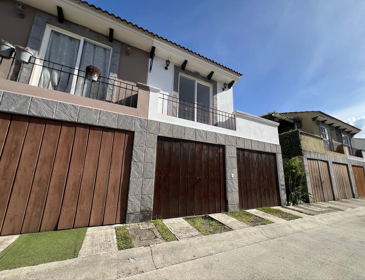 Venta amplia casa Km 30.5 Carr. El Salvador | Alamedas de Santo Domingo — Casa en Venta en Alamedas de Santo Domingo, Carretera a El Salvador, Guatemala, Ciudad — foto 1 de 17