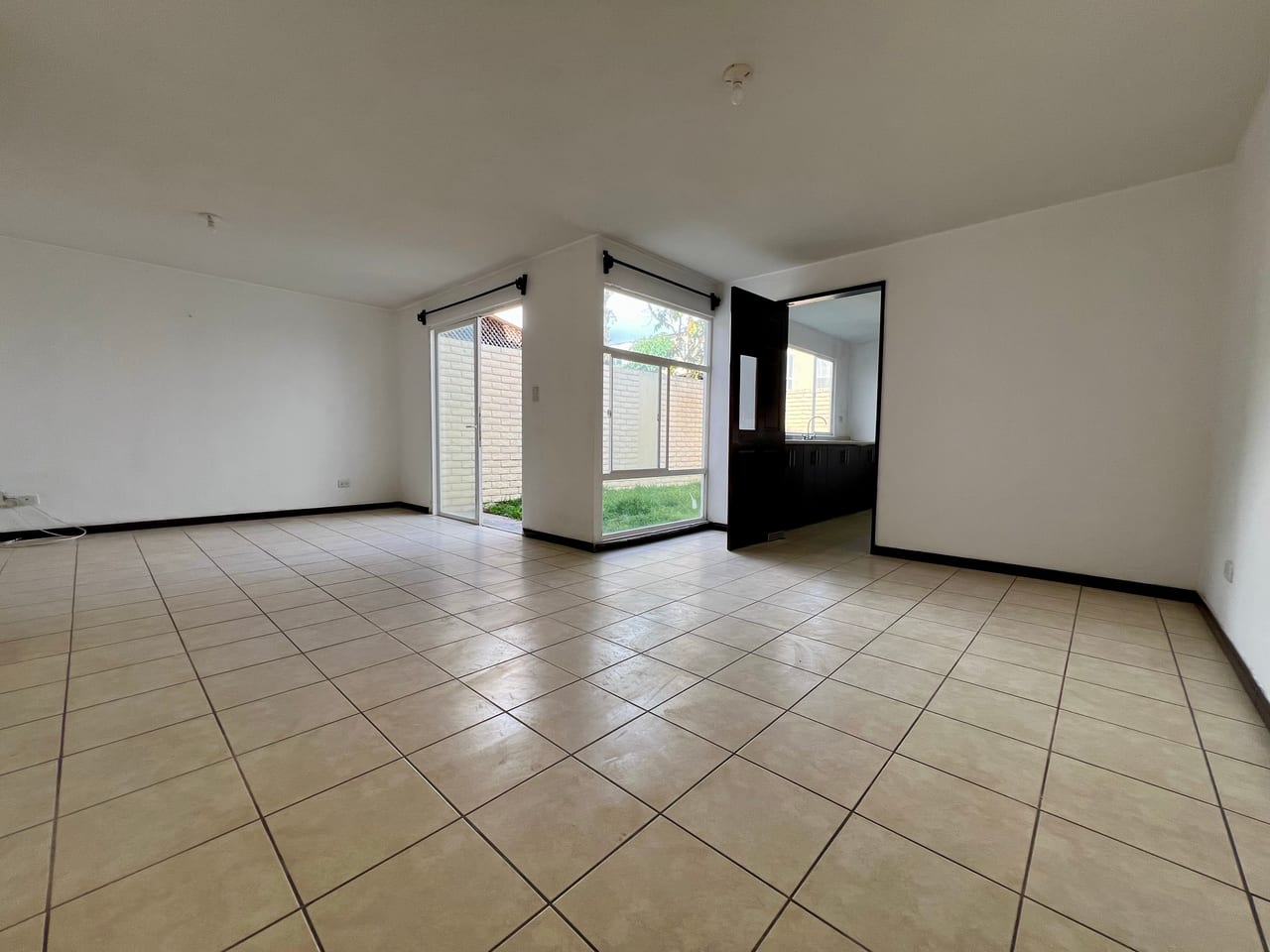 Venta amplia casa Km 30.5 Carr. El Salvador | Alamedas de Santo Domingo — Casa en Venta en Alamedas de Santo Domingo, Carretera a El Salvador, Guatemala, Ciudad — foto 4 de 17