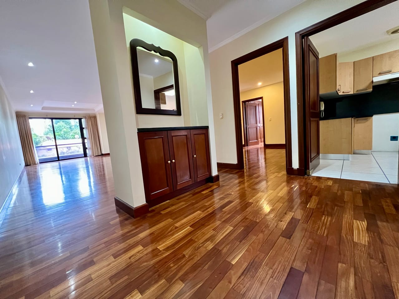 Alquiler amplio apartamento 3 Dormitorios | Altos de Santa Clara Z10 — Apartamento en Alquiler en Altos de Santa Clara, Zona 10, Guatemala, Ciudad — foto 4 de 17