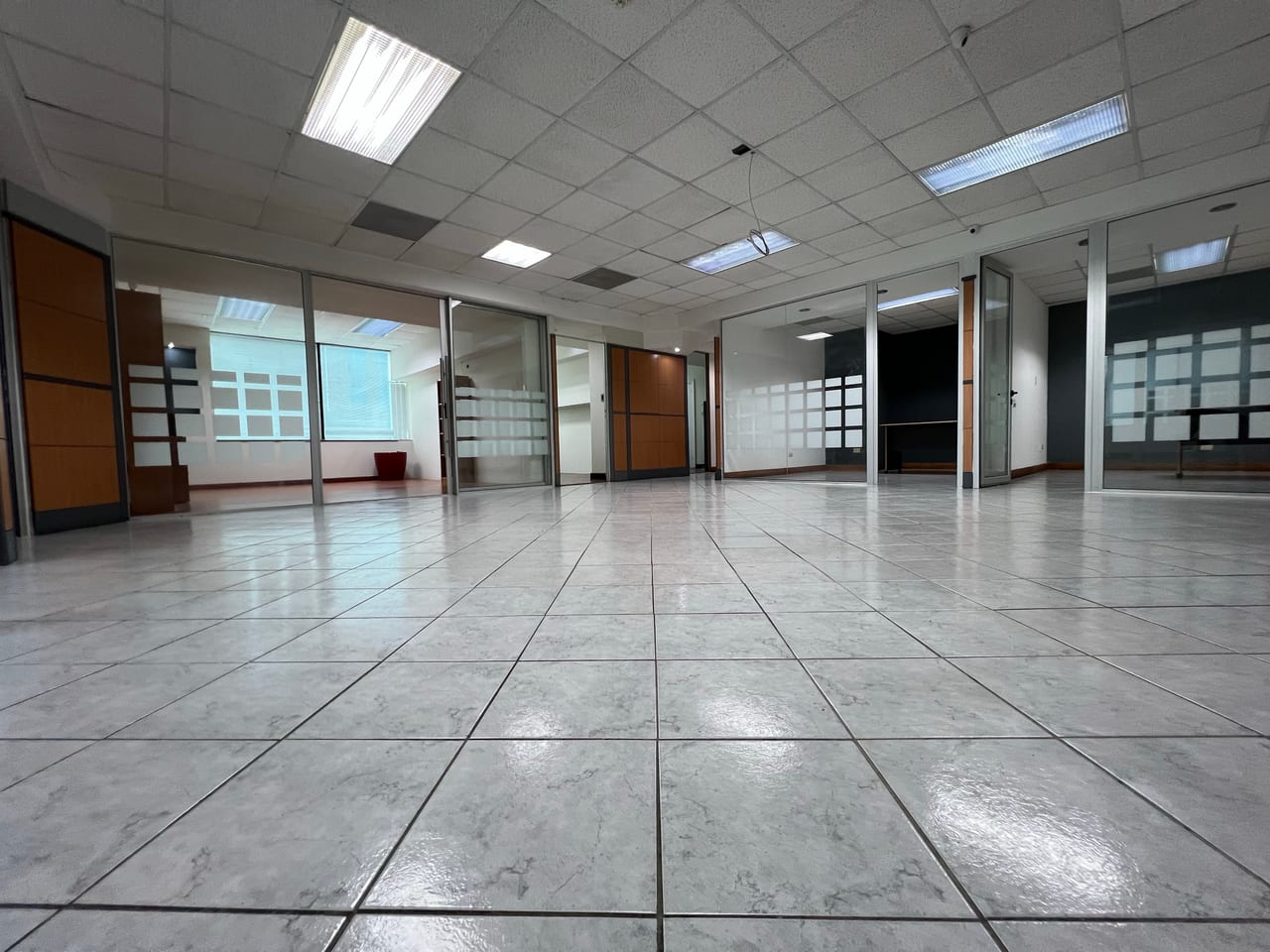 Venta amplia oficina tabicada | Europlaza zona 14 — Oficina en Venta en Europlaza, Zona 14, Guatemala, Ciudad — foto 1 de 12