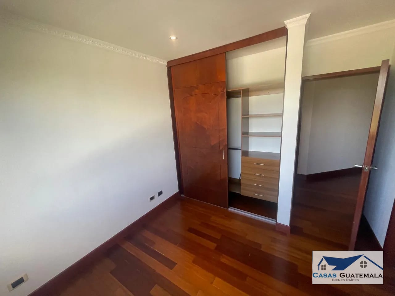 Rento apartamento en Oakland EDIFICIO EXCLUSIVO CERCA DE OAKLAND MALL — Apartamento en Alquiler en Zona 10, Guatemala, Ciudad — foto 10 de 14