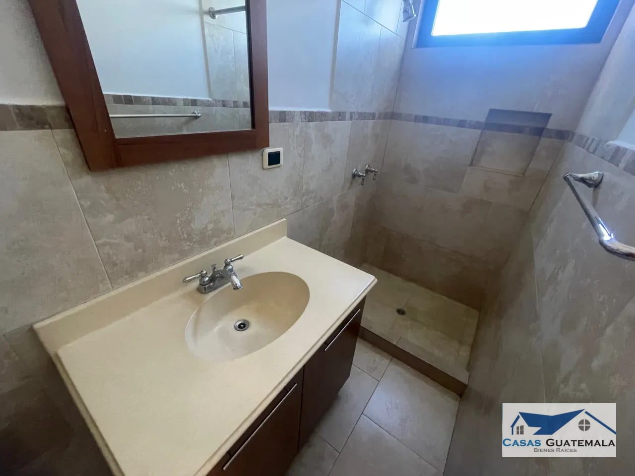 Rento apartamento en Oakland EDIFICIO EXCLUSIVO CERCA DE OAKLAND MALL — Apartamento en Alquiler en Zona 10, Guatemala, Ciudad — foto 11 de 14