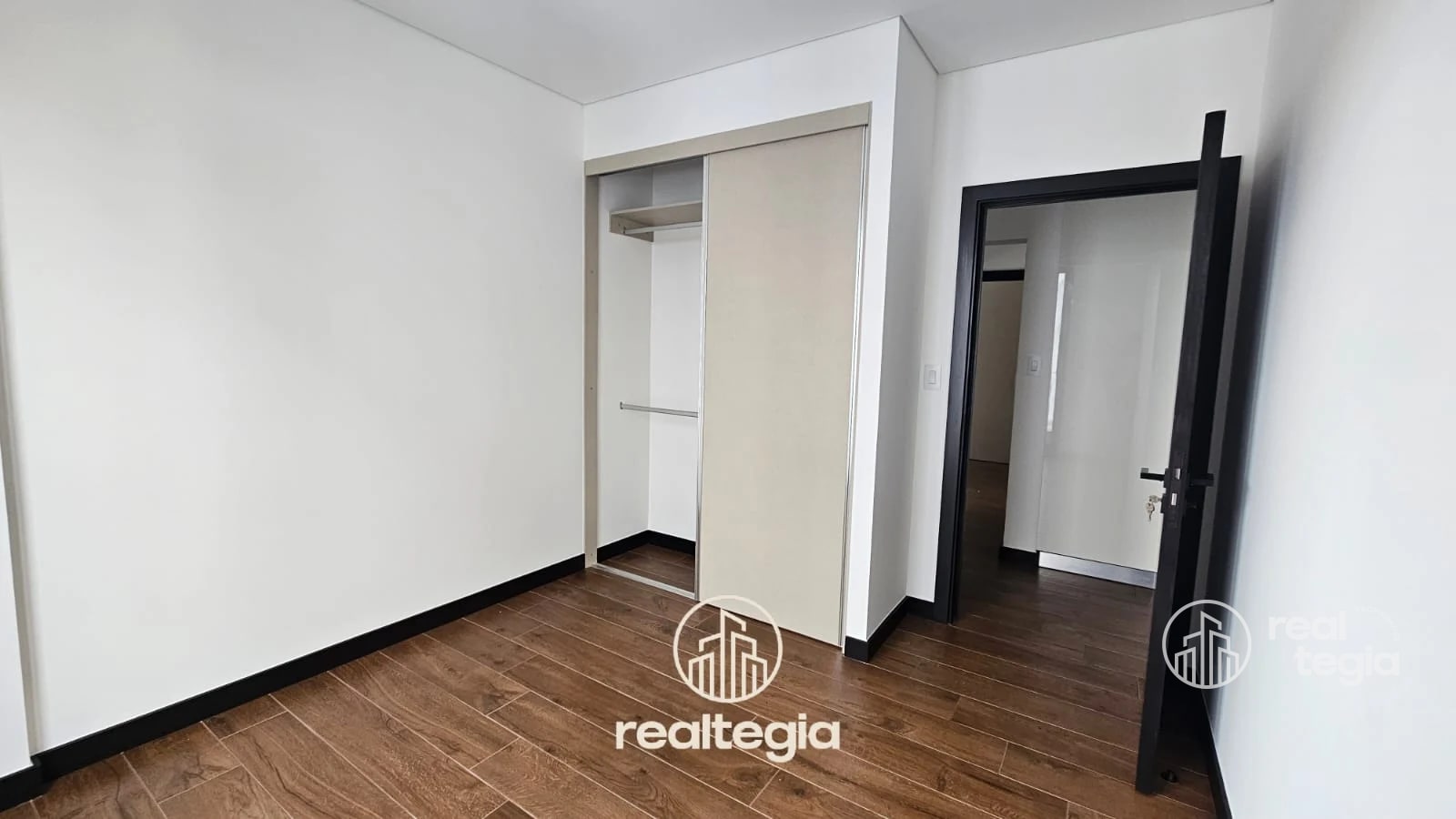APARTAMENTO EN VENTA LIRIOS DE CAYALÁ ZONA 16 — Apartamento en Venta en Zona 16, Guatemala, Ciudad — foto 6 de 8