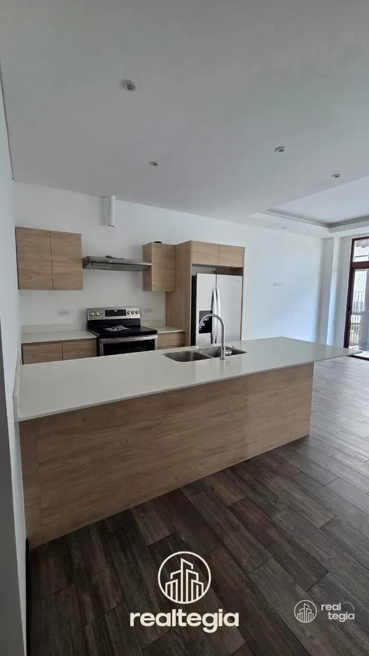 APARTAMENTO EN LIRIOS DE CAYALÁ ZONA 16 — Apartamento en Alquiler en Zona 16, Guatemala, Ciudad — foto 1 de 16