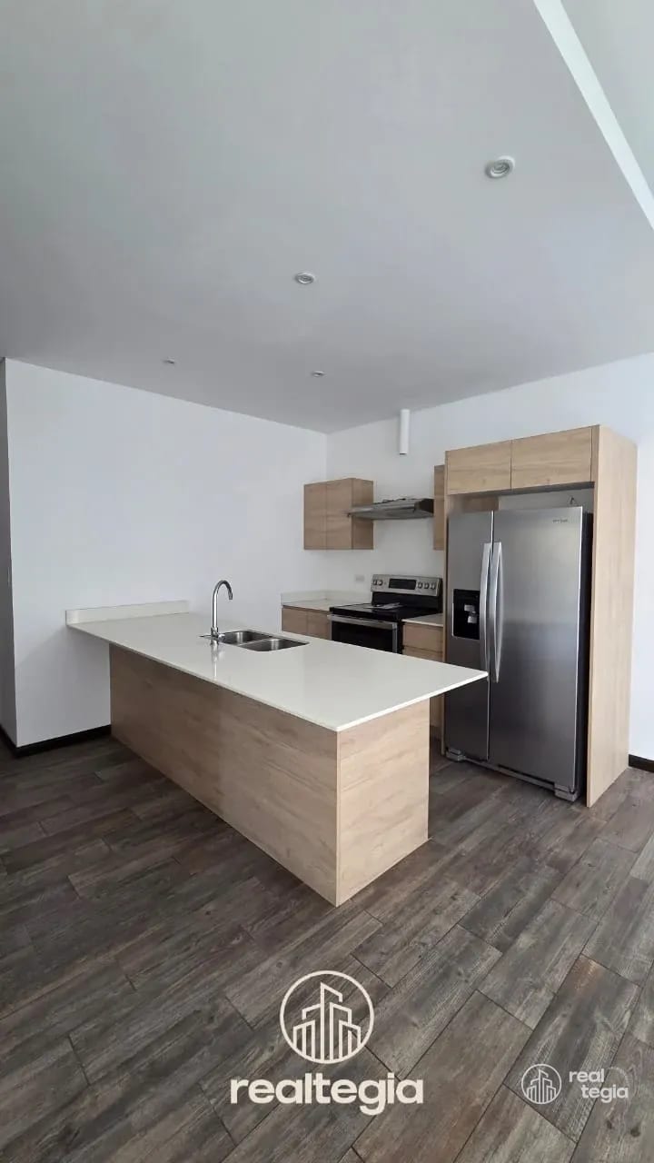 APARTAMENTO EN LIRIOS DE CAYALÁ ZONA 16 — Apartamento en Alquiler en Zona 16, Guatemala, Ciudad — foto 2 de 16