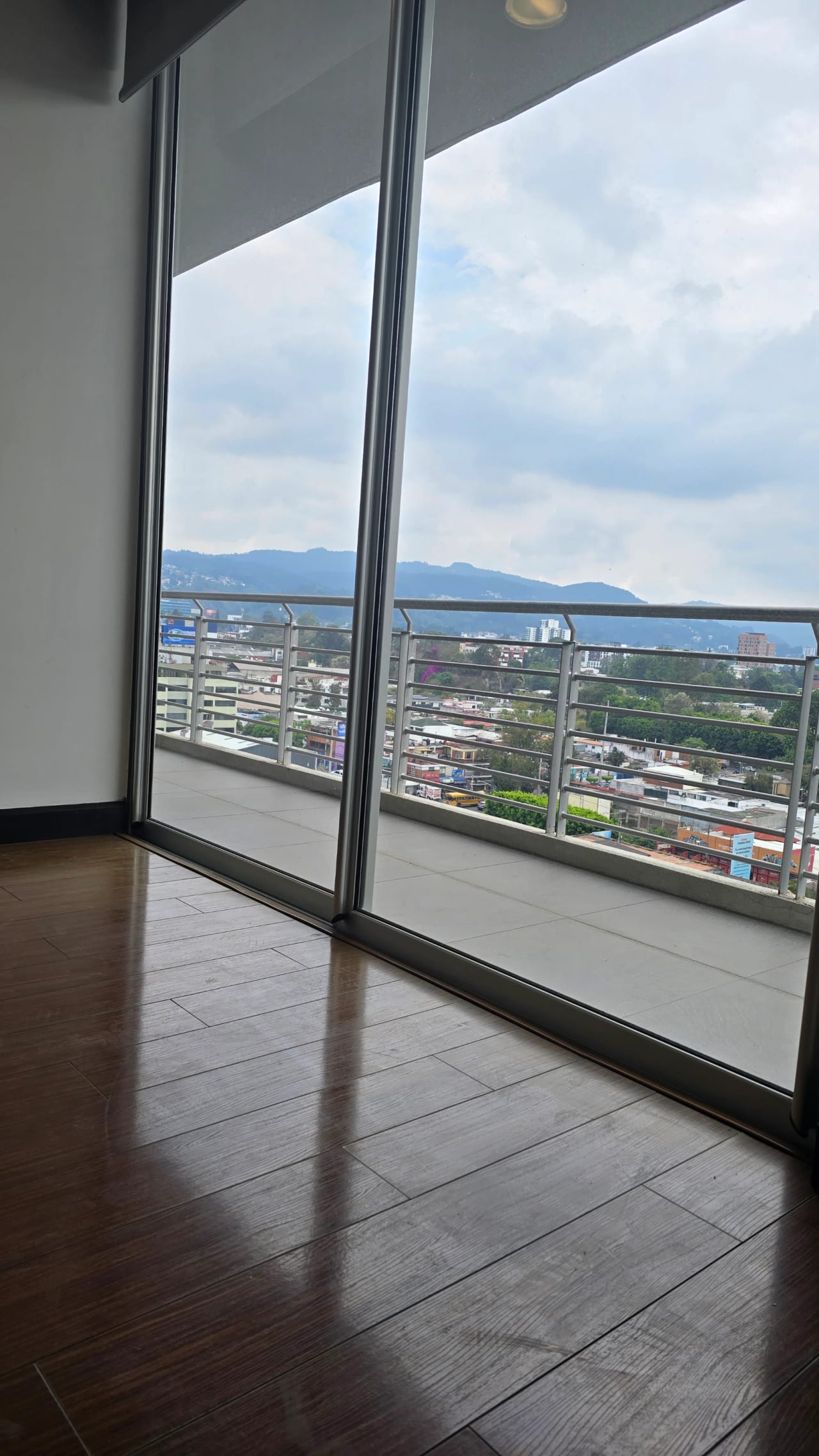 Moderno y cómodo apartamento en alquiler en zona 10 — Apartamento en Alquiler en Zona 10, Guatemala, Ciudad — foto 2 de 8