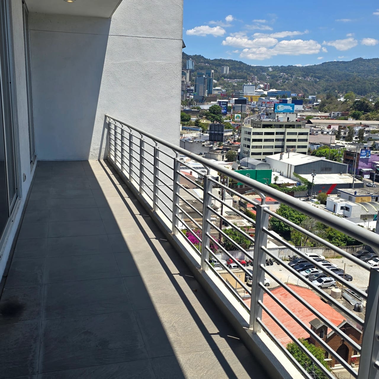 Moderno y cómodo apartamento en alquiler en zona 10 — Apartamento en Alquiler en Zona 10, Guatemala, Ciudad — foto 1 de 8