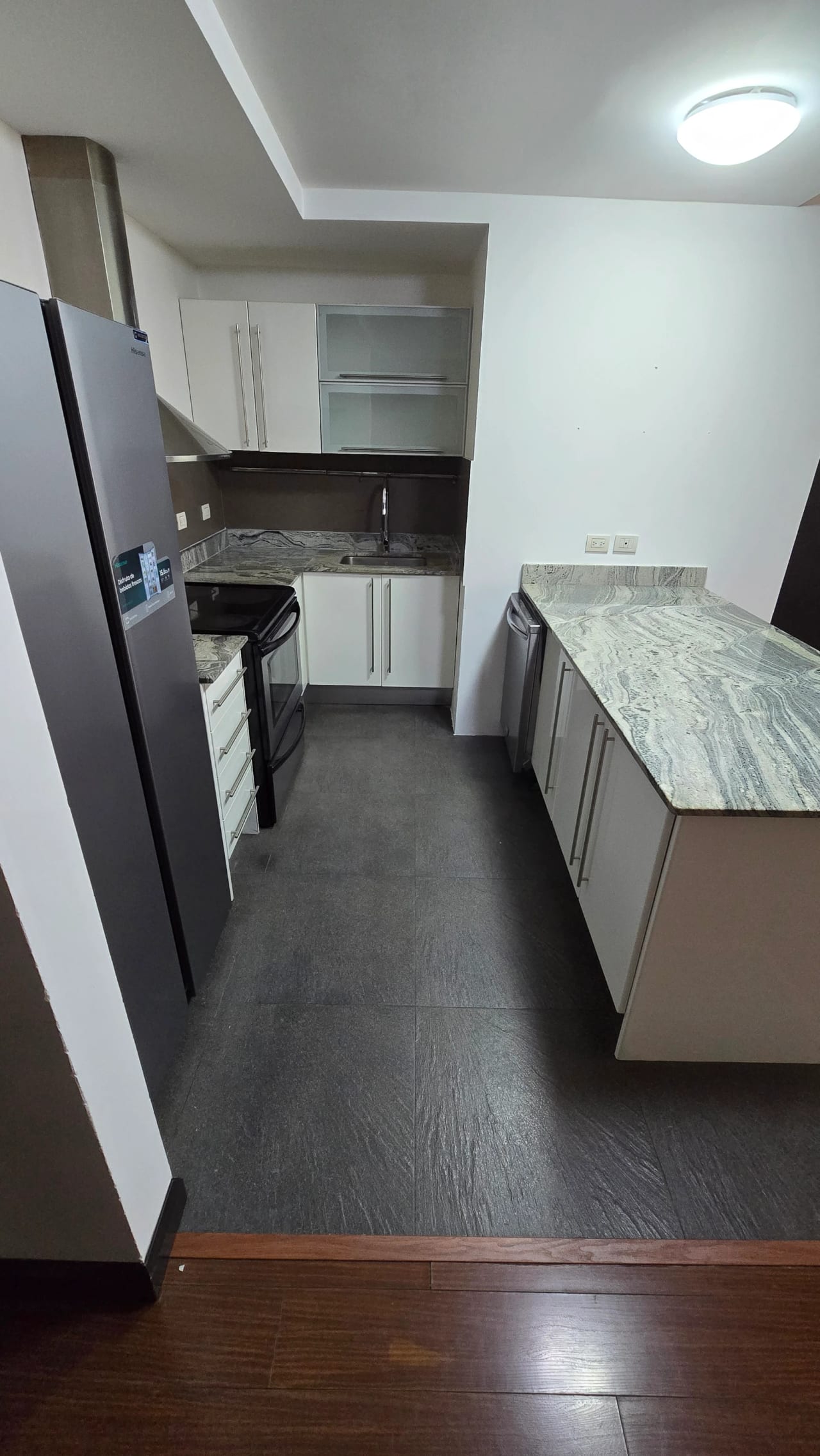 Moderno y cómodo apartamento en alquiler en zona 10 — Apartamento en Alquiler en Zona 10, Guatemala, Ciudad — foto 3 de 8