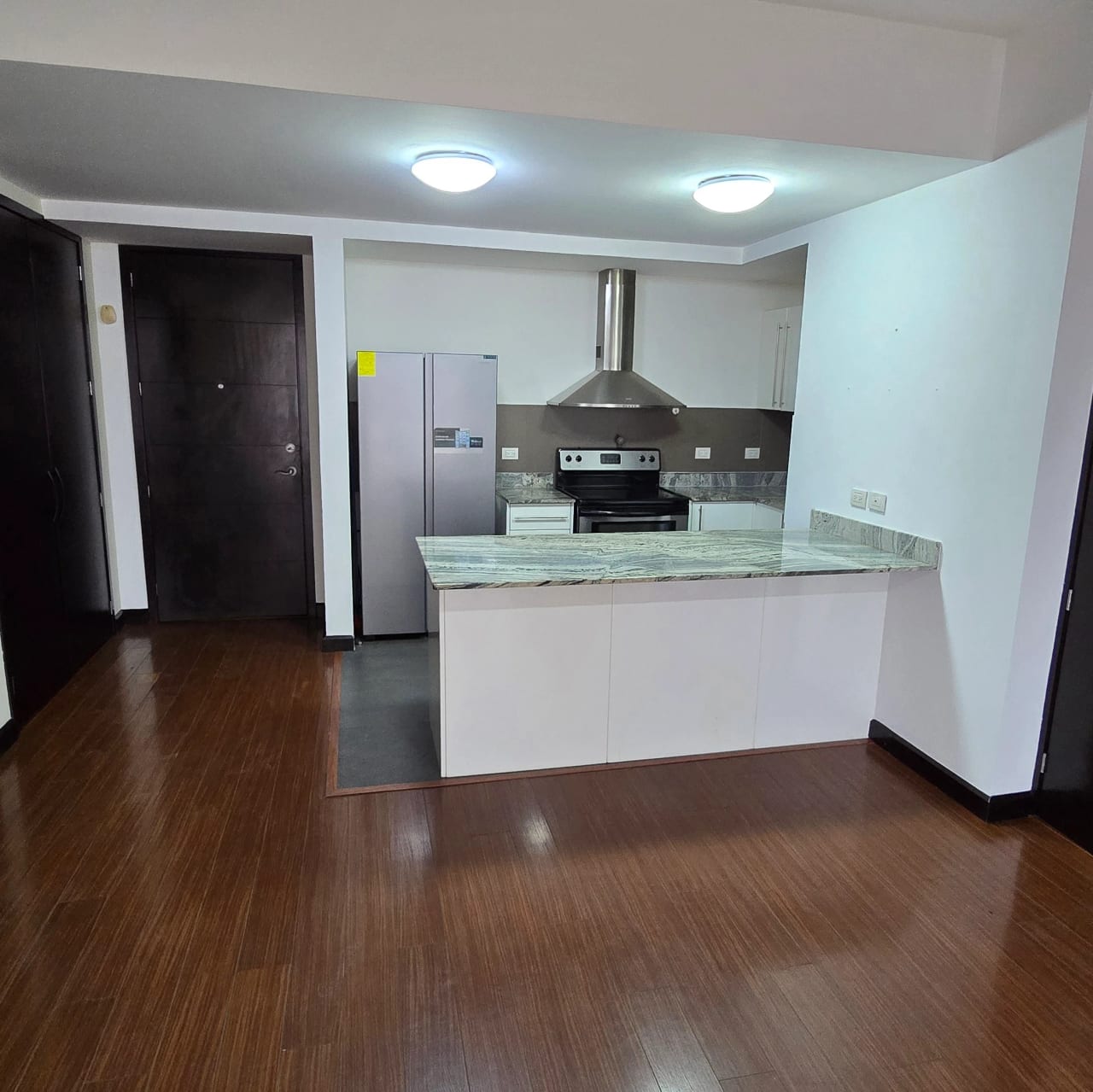 Moderno y cómodo apartamento en alquiler en zona 10 — Apartamento en Alquiler en Zona 10, Guatemala, Ciudad — foto 4 de 8