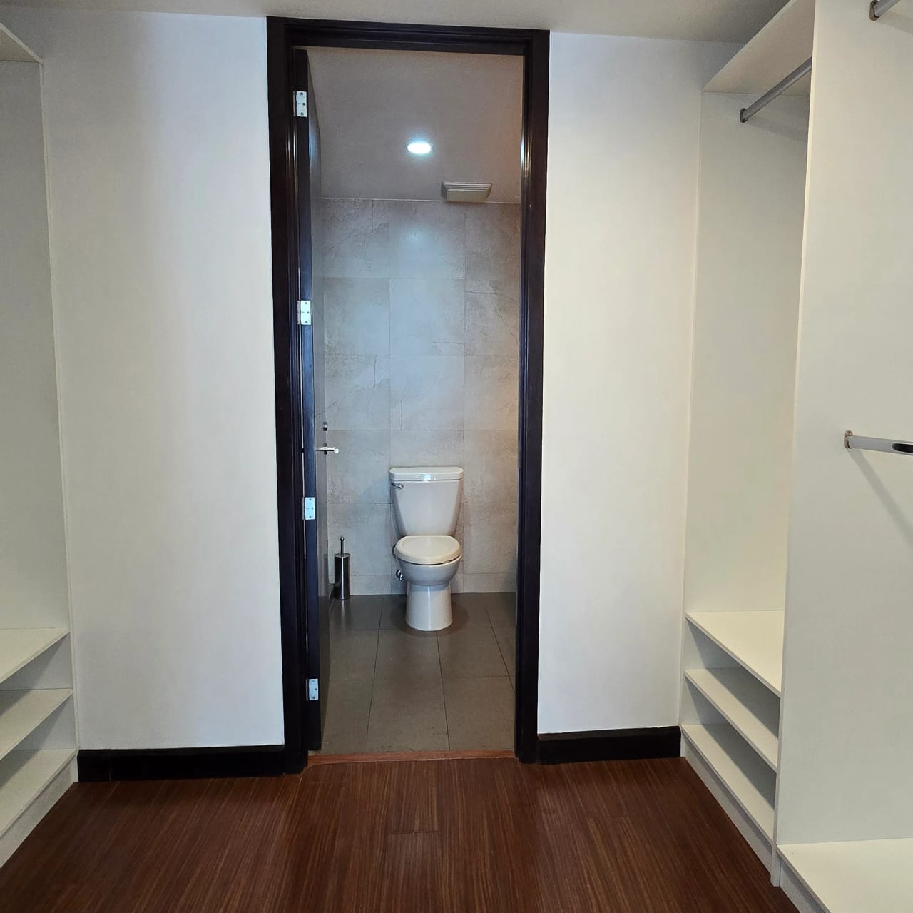 Moderno y cómodo apartamento en alquiler en zona 10 — Apartamento en Alquiler en Zona 10, Guatemala, Ciudad — foto 5 de 8