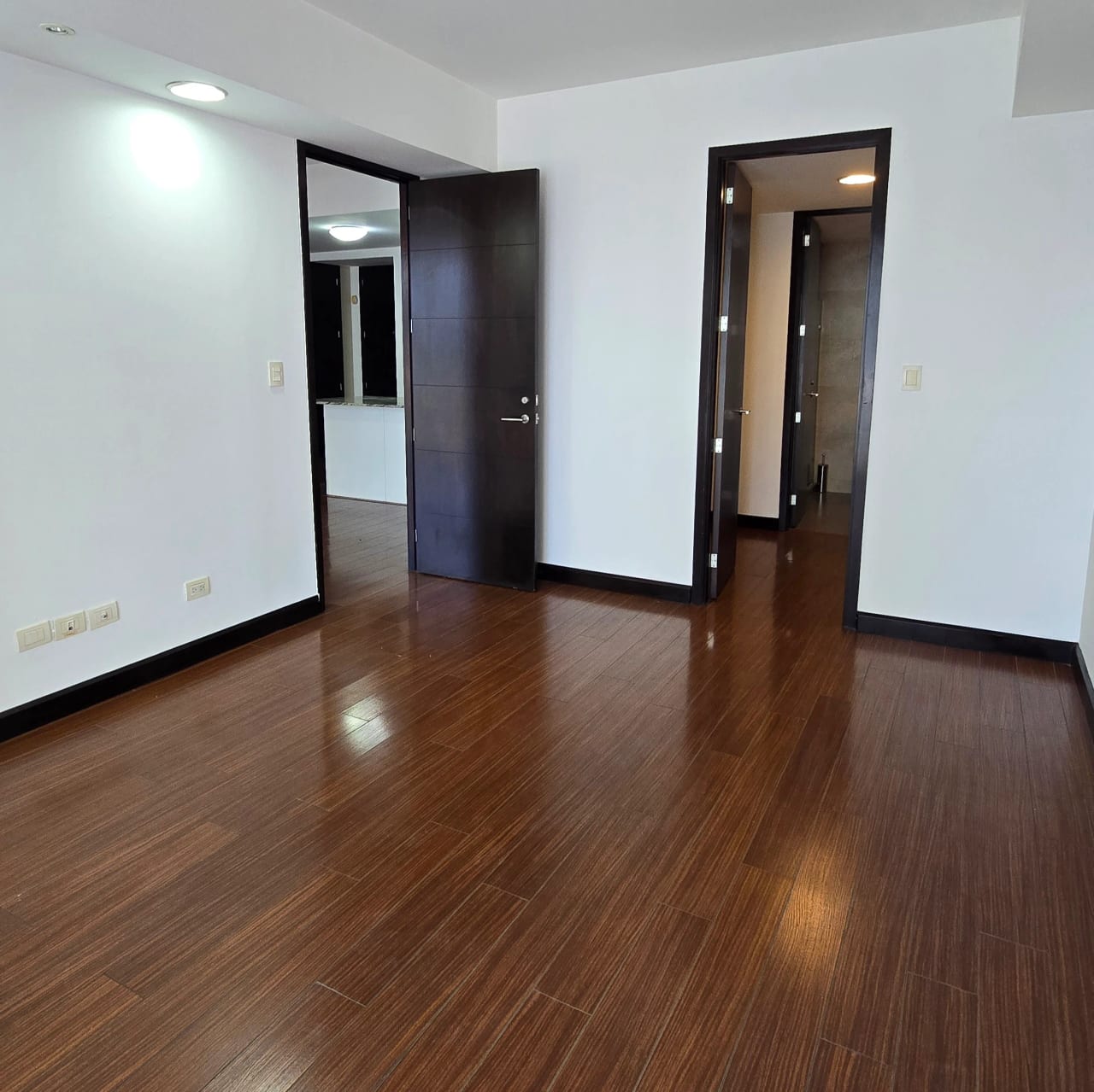 Moderno y cómodo apartamento en alquiler en zona 10 — Apartamento en Alquiler en Zona 10, Guatemala, Ciudad — foto 6 de 8