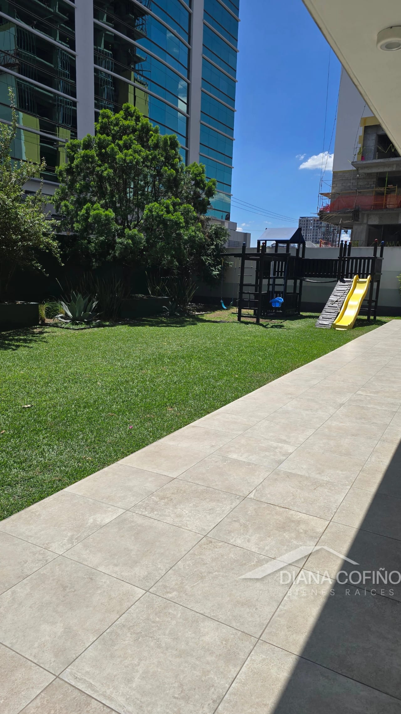 Moderno y cómodo apartamento en alquiler en zona 10 — Apartamento en Alquiler en Zona 10, Guatemala, Ciudad — foto 7 de 8