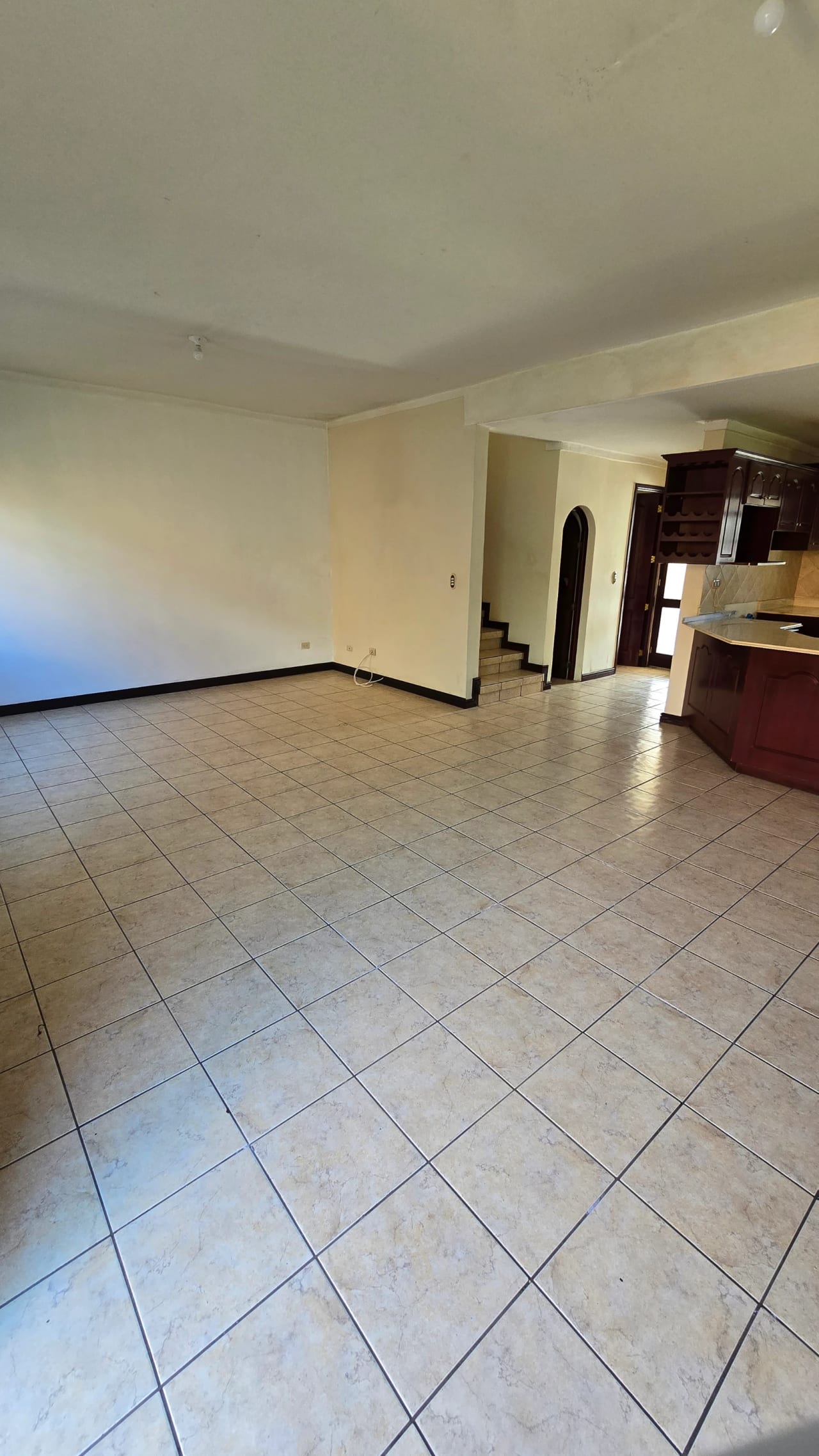 Cómoda casa de dos niveles en Condominio Santa Anita - Image 4