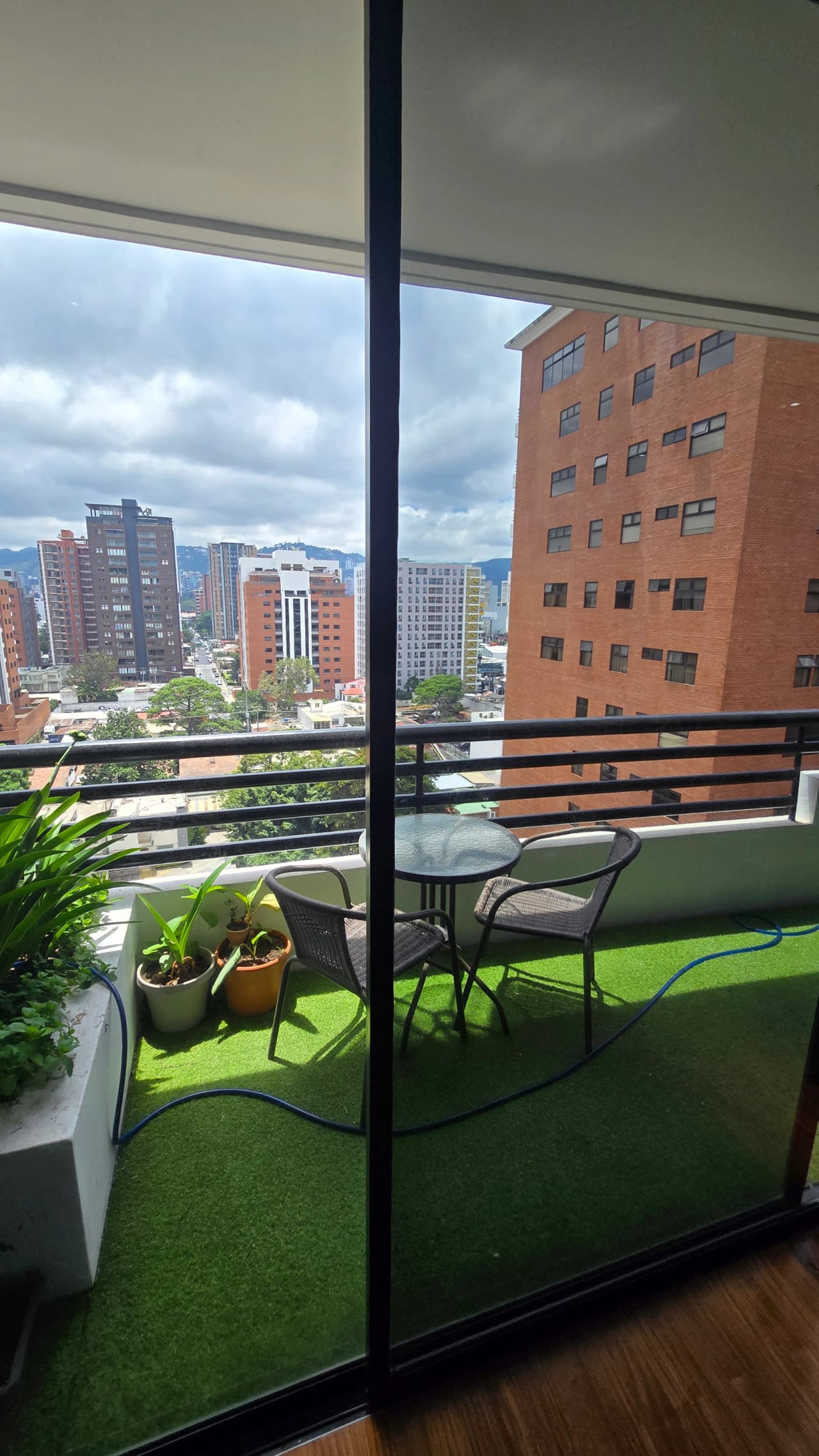 Alquiler de elegante apartamento amueblado en zo a 10, frente a La Est — Apartamento en Alquiler en San Ignacio, Zona 10, Guatemala, Ciudad — foto 3 de 10