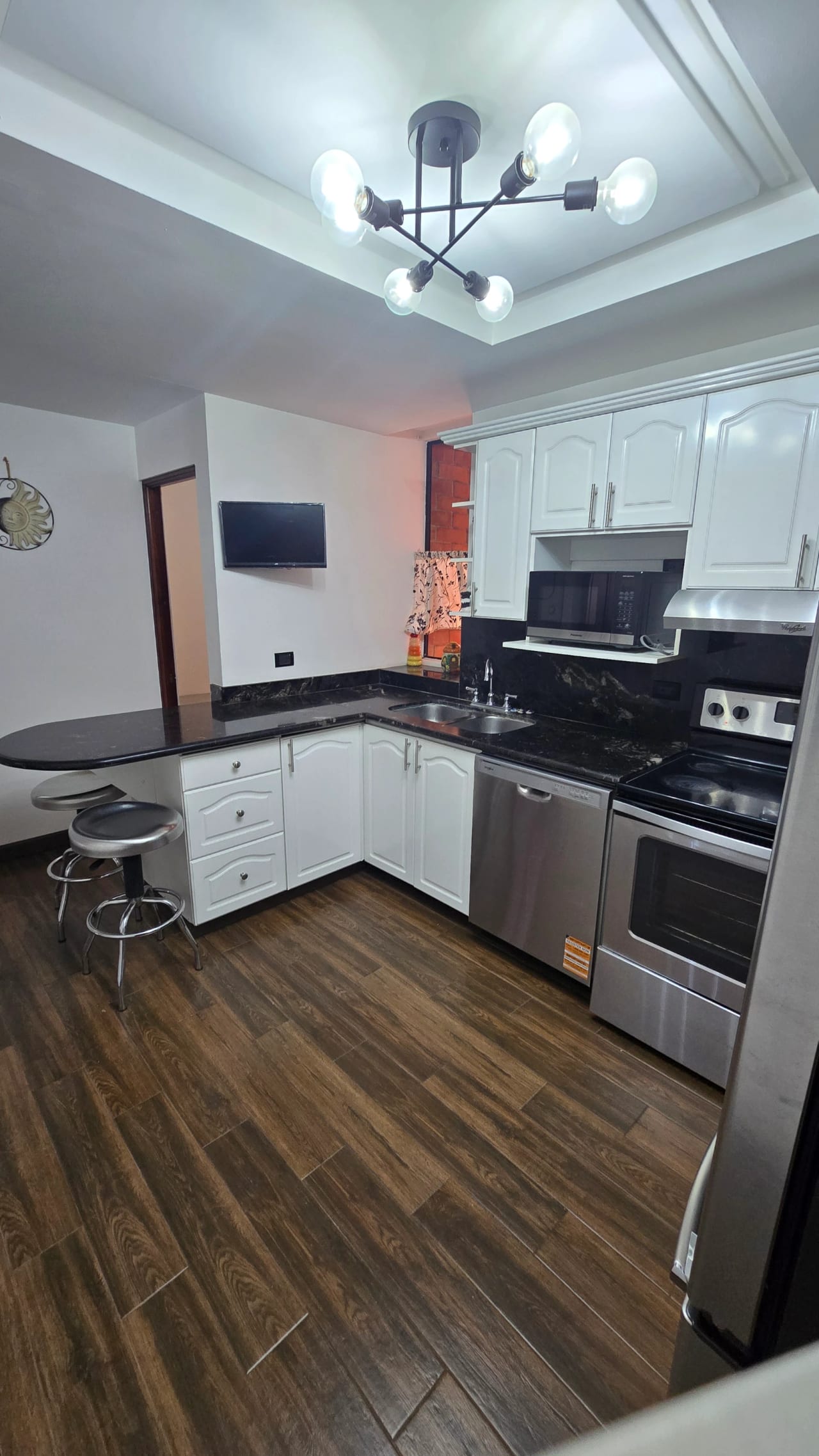 Alquiler de elegante apartamento amueblado en zo a 10, frente a La Est — Apartamento en Alquiler en San Ignacio, Zona 10, Guatemala, Ciudad — foto 4 de 10