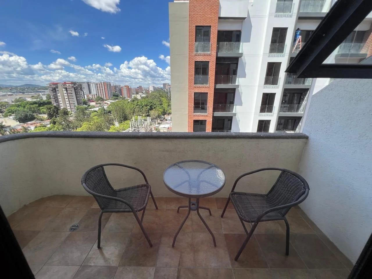 Alquiler de apartamento en nivel alto, con o sin muebles en zona 14 — Apartamento en Alquiler en Bellini, Zona 14, Guatemala, Ciudad — foto 4 de 11