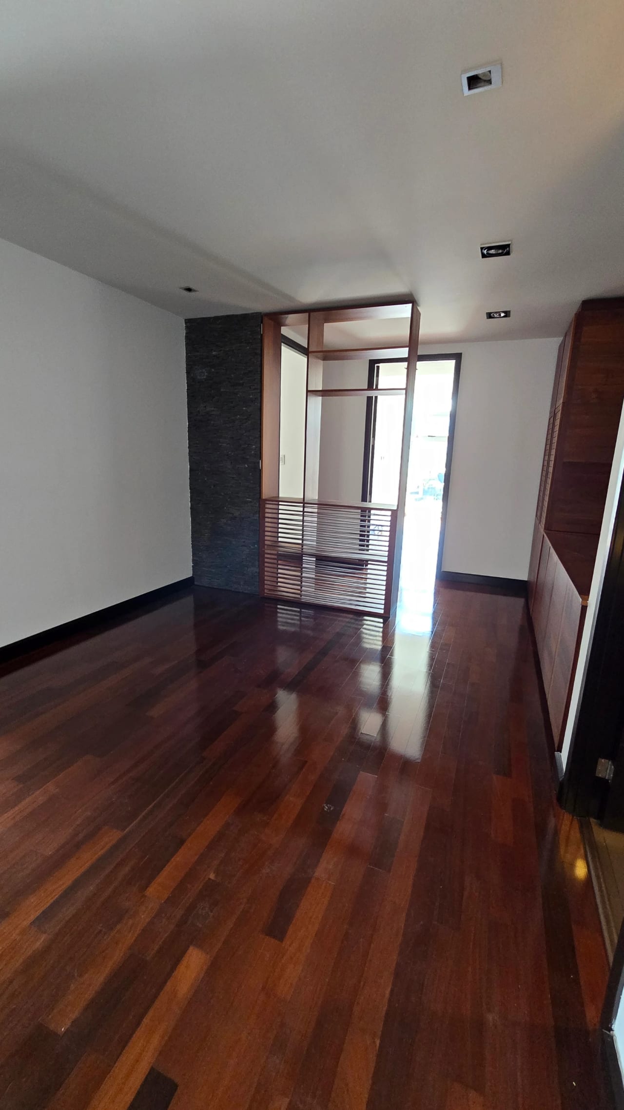 Amplio apartamento en alquiler en zona 10 — Apartamento en Alquiler en 19-10, Zona 10, Guatemala, Ciudad — foto 3 de 6