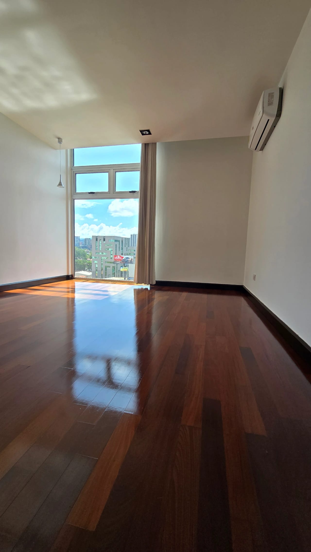 Amplio apartamento en alquiler en zona 10 — Apartamento en Alquiler en 19-10, Zona 10, Guatemala, Ciudad — foto 5 de 6