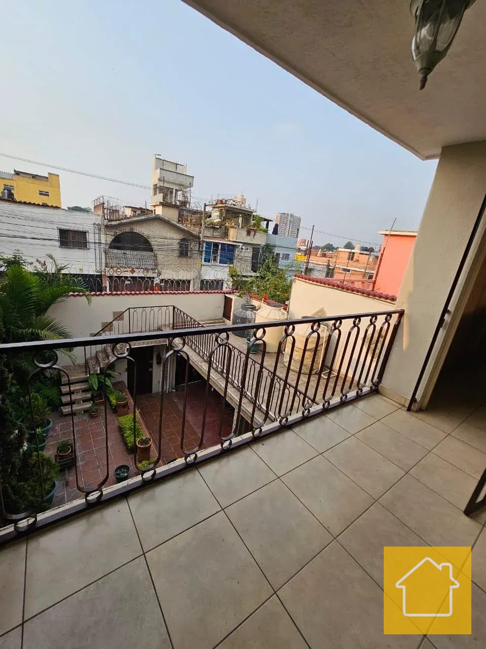 Amplia Casa por Centro Comercial Martí 7 Zona 2 — Casa en Alquiler en Ciudad Nueva, Zona 2, Guatemala, Ciudad — foto 10 de 17