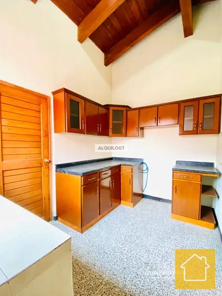 Amplia Casa San Nicolás (cerca de la Despensa Familiar) Mixco — Casa en Alquiler en Bosques de San Nicolás, Zona 4 Mixco, Guatemala, Ciudad — foto 4 de 17