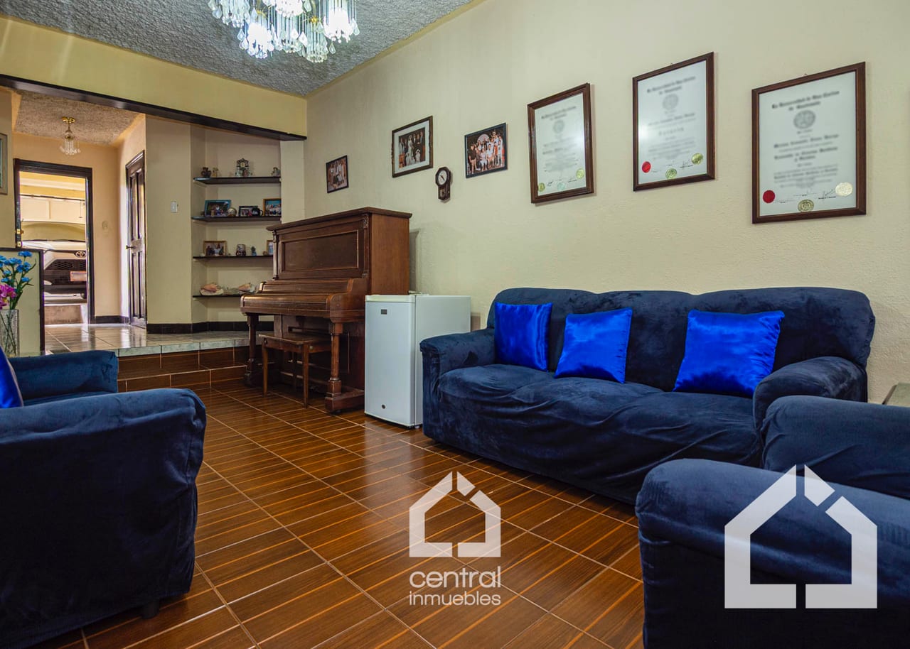 Casa de 5 habitaciones en Pinares de San Cristóbal, Mixco - Image 2