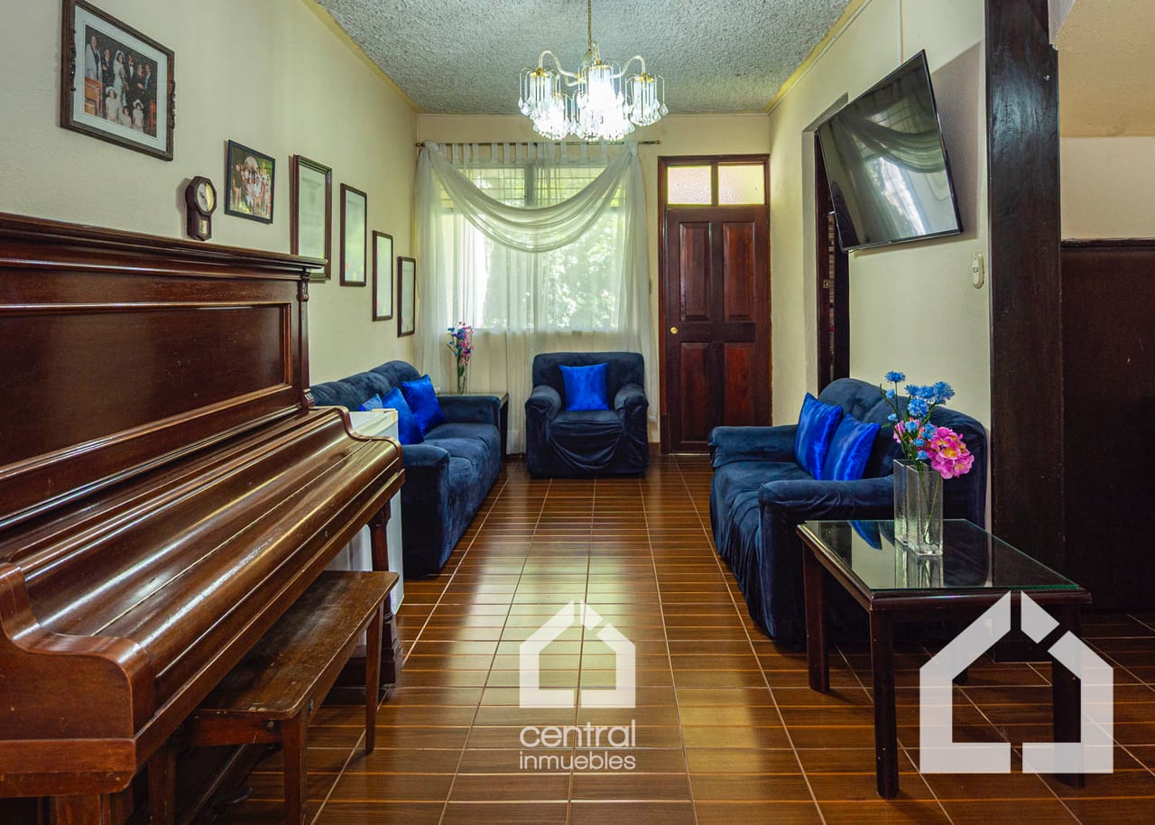 Casa de 5 habitaciones en Pinares de San Cristóbal, Mixco - Image 1
