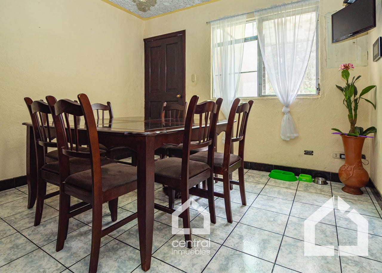 Casa de 5 habitaciones en Pinares de San Cristóbal, Mixco - Image 3