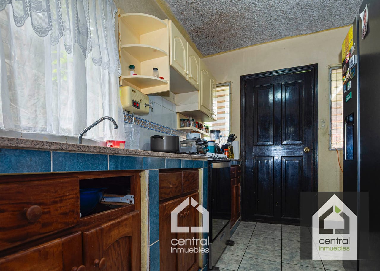 Casa de 5 habitaciones en Pinares de San Cristóbal, Mixco — Casa en Venta en Pinares de San Cristobal, Zona 8 Mixco, Guatemala, Ciudad — foto 4 de 17