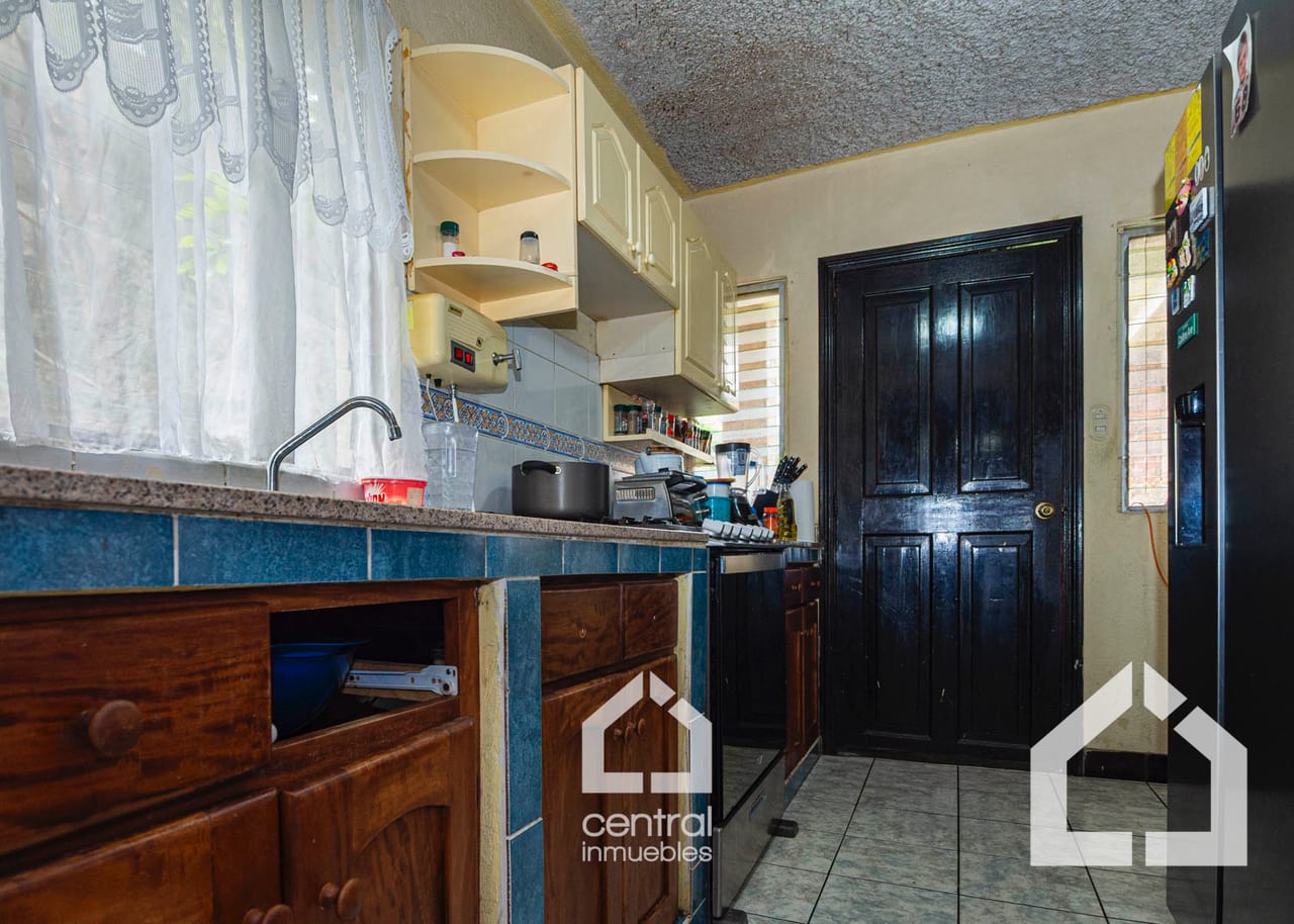 Casa de 5 habitaciones en Pinares de San Cristóbal, Mixco - Image 4