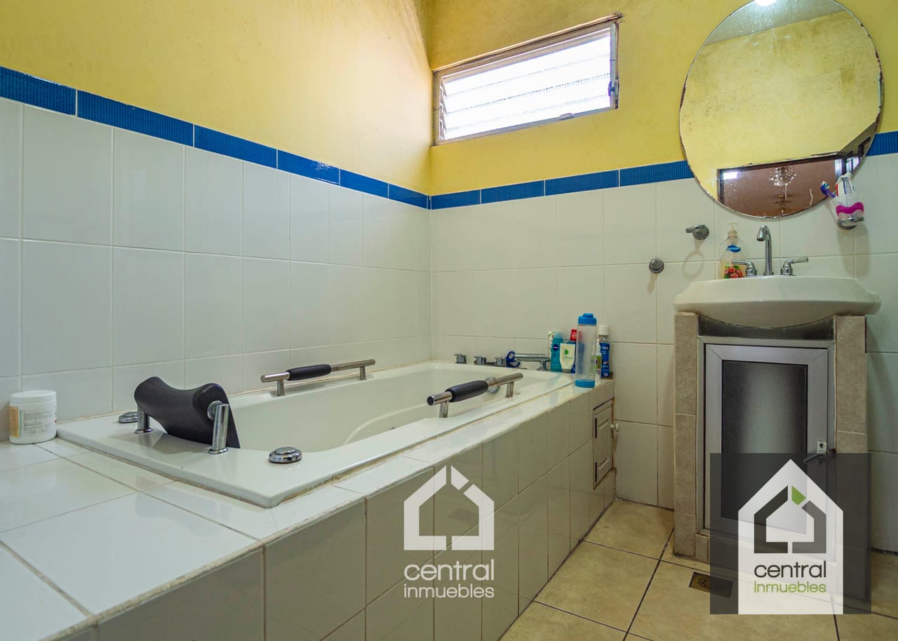 Casa de 5 habitaciones en Pinares de San Cristóbal, Mixco — Casa en Venta en Pinares de San Cristobal, Zona 8 Mixco, Guatemala, Ciudad — foto 14 de 17