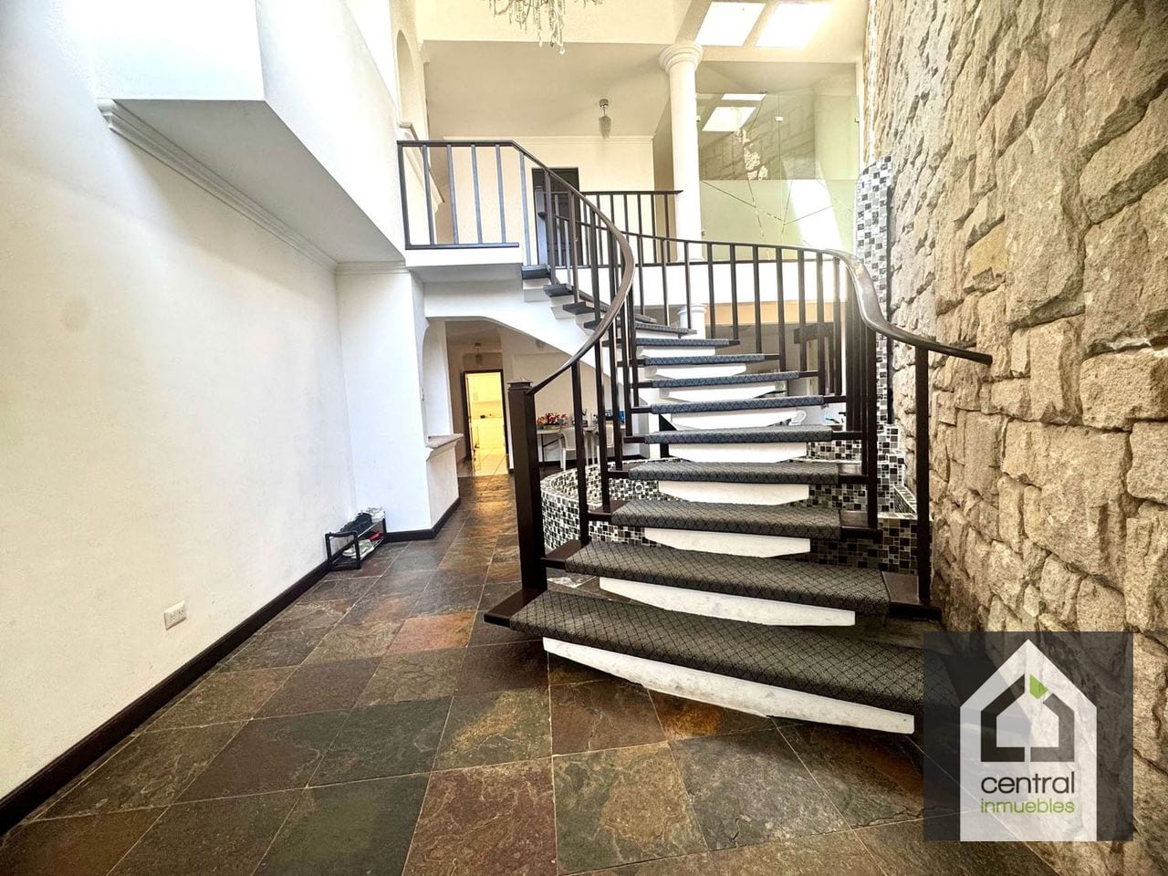 Casa en venta Colonia Sta, Rosalía, Condominio La Laguna (copia) — Casa en Alquiler en Santa Catarina Pinula, Guatemala, Ciudad — foto 2 de 17