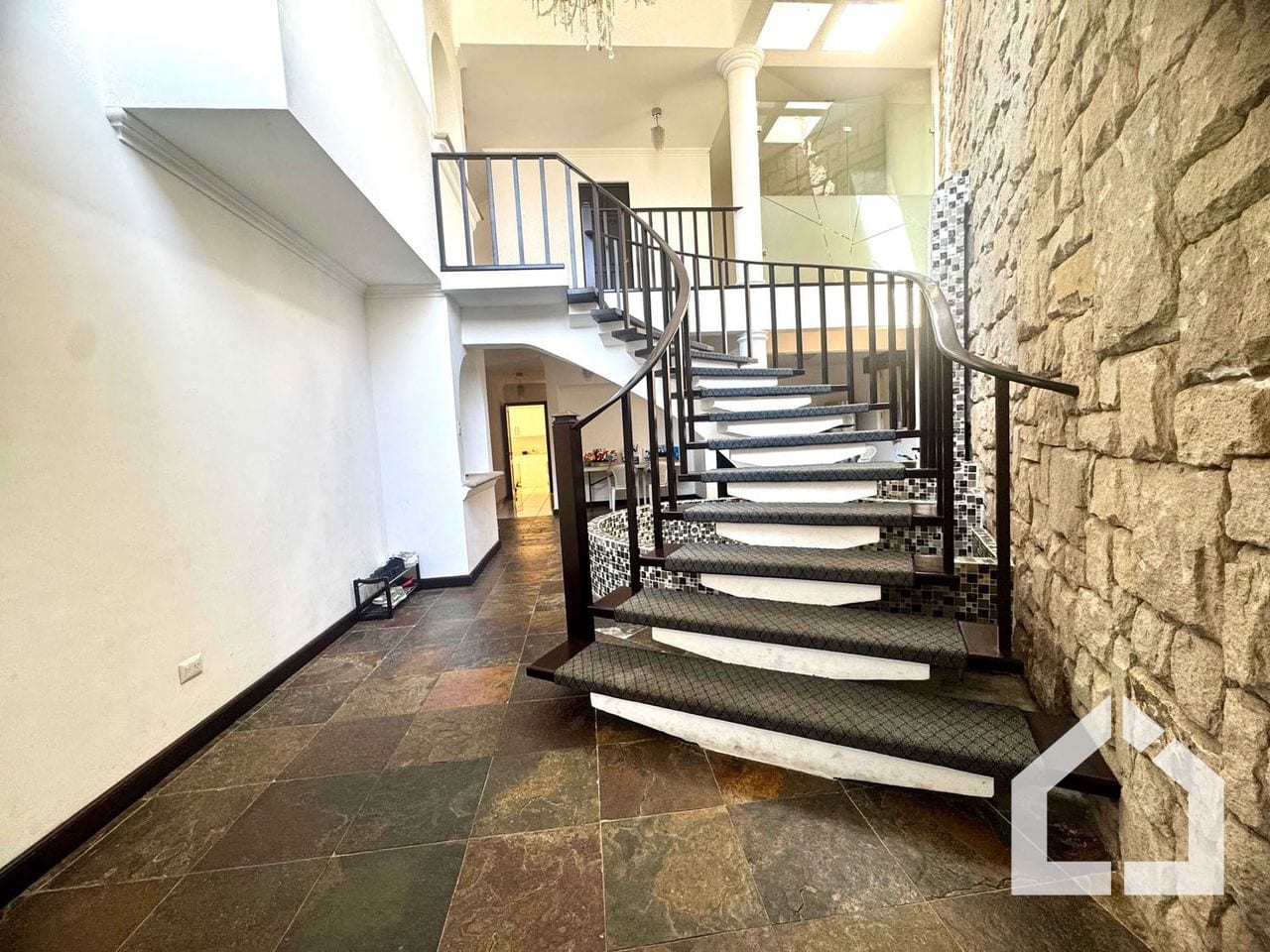 Casa en venta Colonia Sta, Rosalía, Condominio La Laguna — Casa en Venta en Santa Catarina Pinula, Guatemala, Ciudad — foto 2 de 17