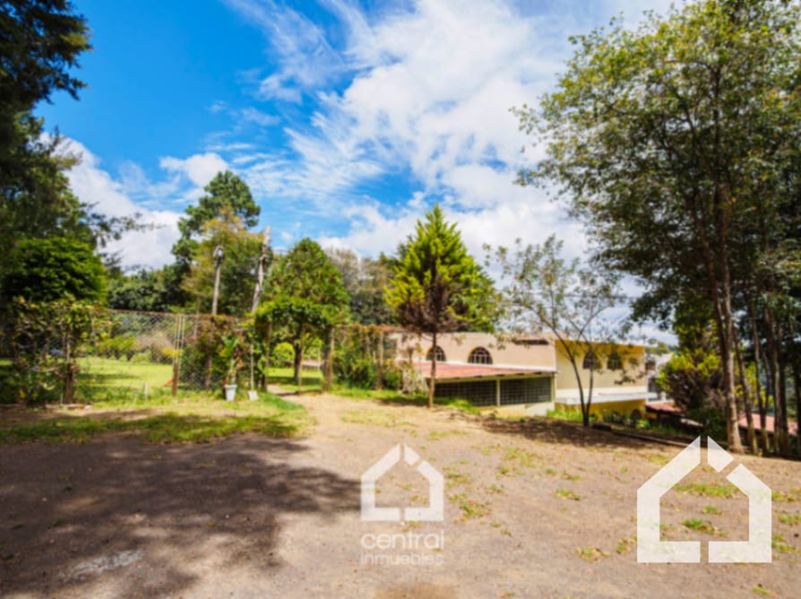 Granja con casa de 4 habitaciones y terrenos en San Lucas, Sac. — Terreno en Venta en San Lucas Sacatepéquez, Sacatepéquez — foto 1 de 13