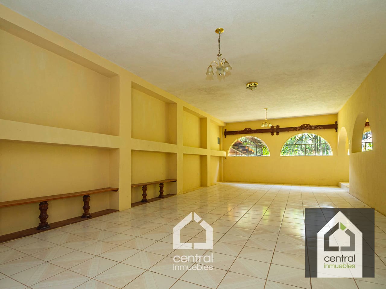 Sala — Granja con casa de 4 habitaciones y terrenos en San Lucas, Sac. — Terreno en Venta en San Lucas Sacatepéquez, Sacatepéquez — foto 5 de 13