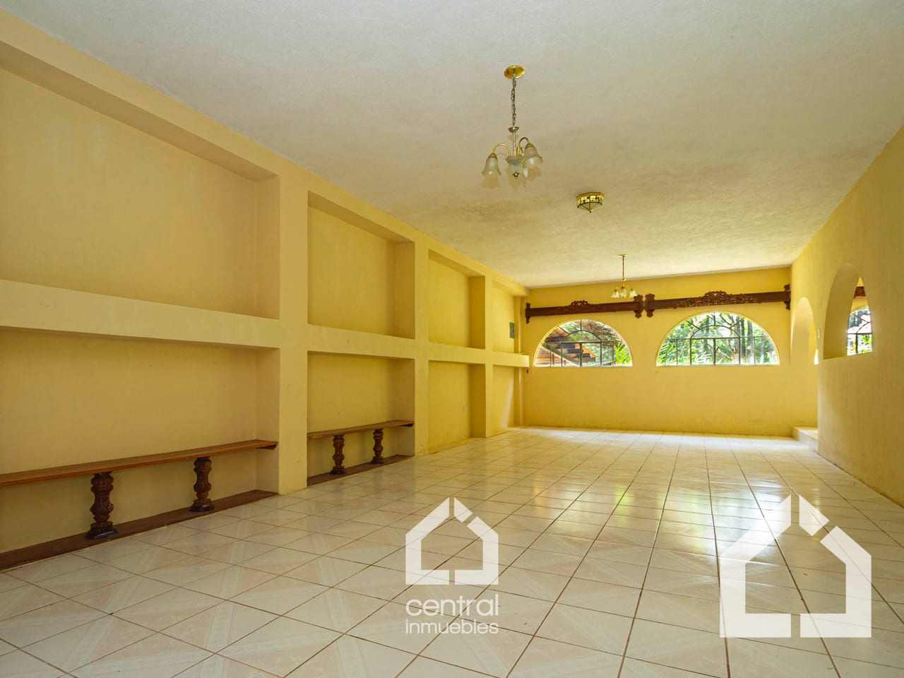 Sala — Granja con casa de 4 habitaciones y terrenos en San Lucas, Sac. — Terreno en Venta en San Lucas Sacatepéquez, Sacatepéquez — foto 5 de 13