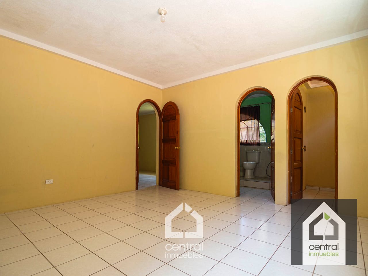 Dormitorio principal — Granja con casa de 4 habitaciones y terrenos en San Lucas, Sac. — Terreno en Venta en San Lucas Sacatepéquez, Sacatepéquez — foto 10 de 13