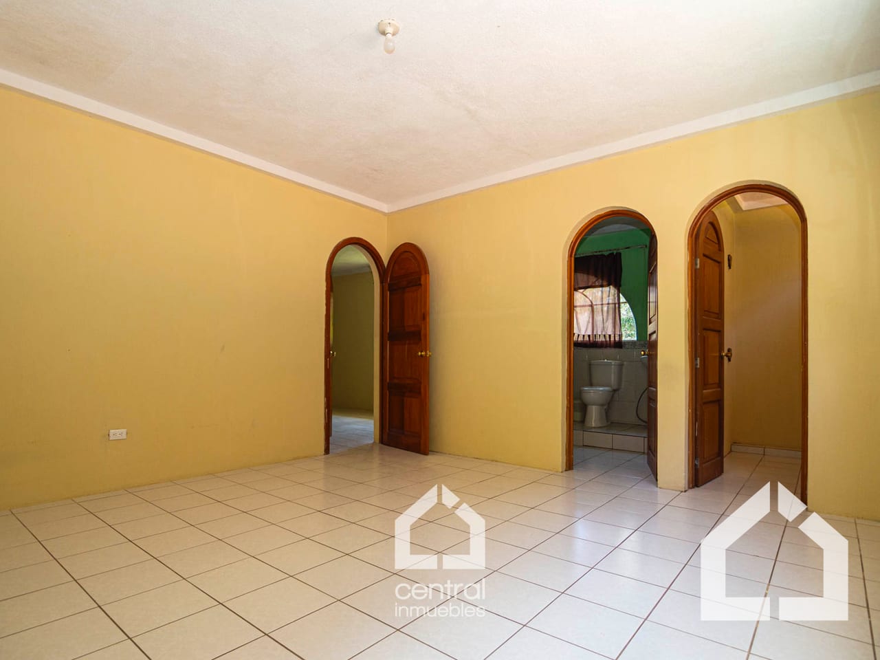 Dormitorio principal — Granja con casa de 4 habitaciones y terrenos en San Lucas, Sac. — Terreno en Venta en San Lucas Sacatepéquez, Sacatepéquez — foto 10 de 13
